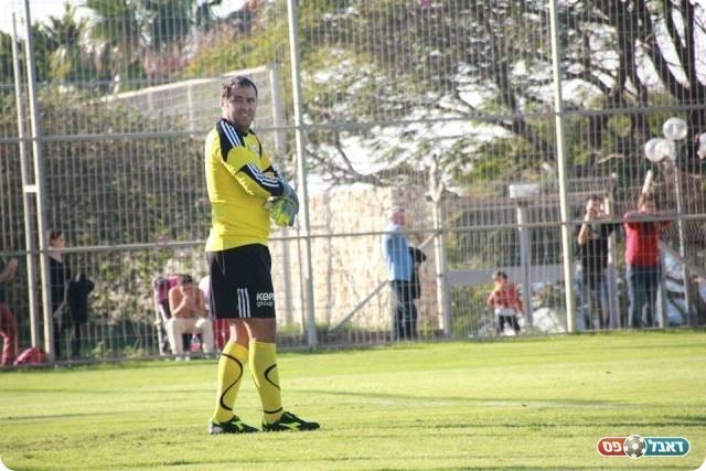 פתח בהרכב שלושה ימים אחרי מות אביו. פרו (מאור אלקסלסי, פייסבוק "עיר הפועלים")